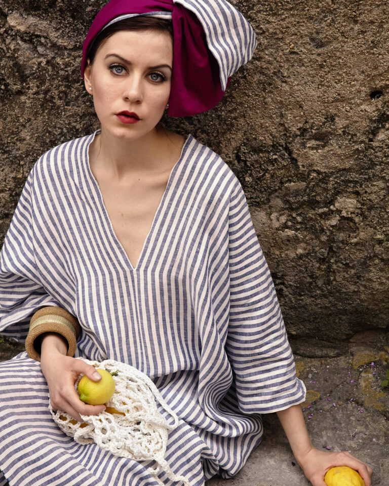 Ritratto di donna con caftano a righe e turbante bicolore, ispirazione mediterranea – Editorial fashion by Bulb Studio
